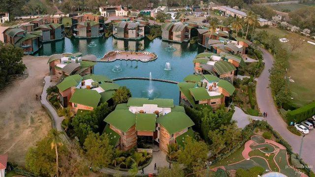 Neonz Resort & Club Ānand Extérieur photo