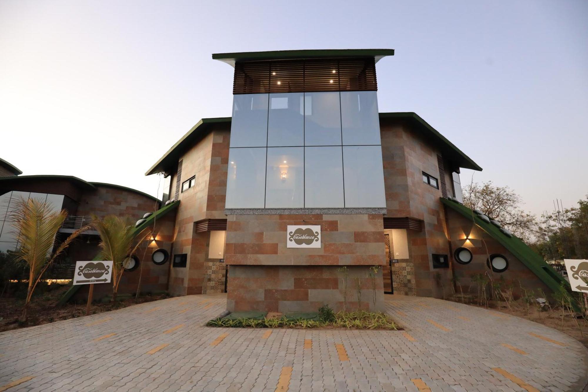 Neonz Resort & Club Ānand Extérieur photo