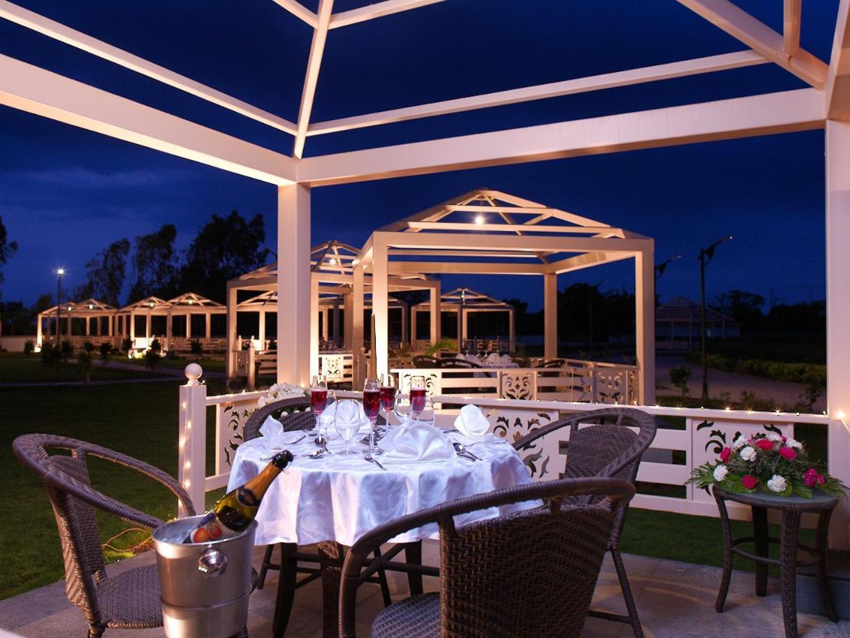 Neonz Resort & Club Ānand Extérieur photo