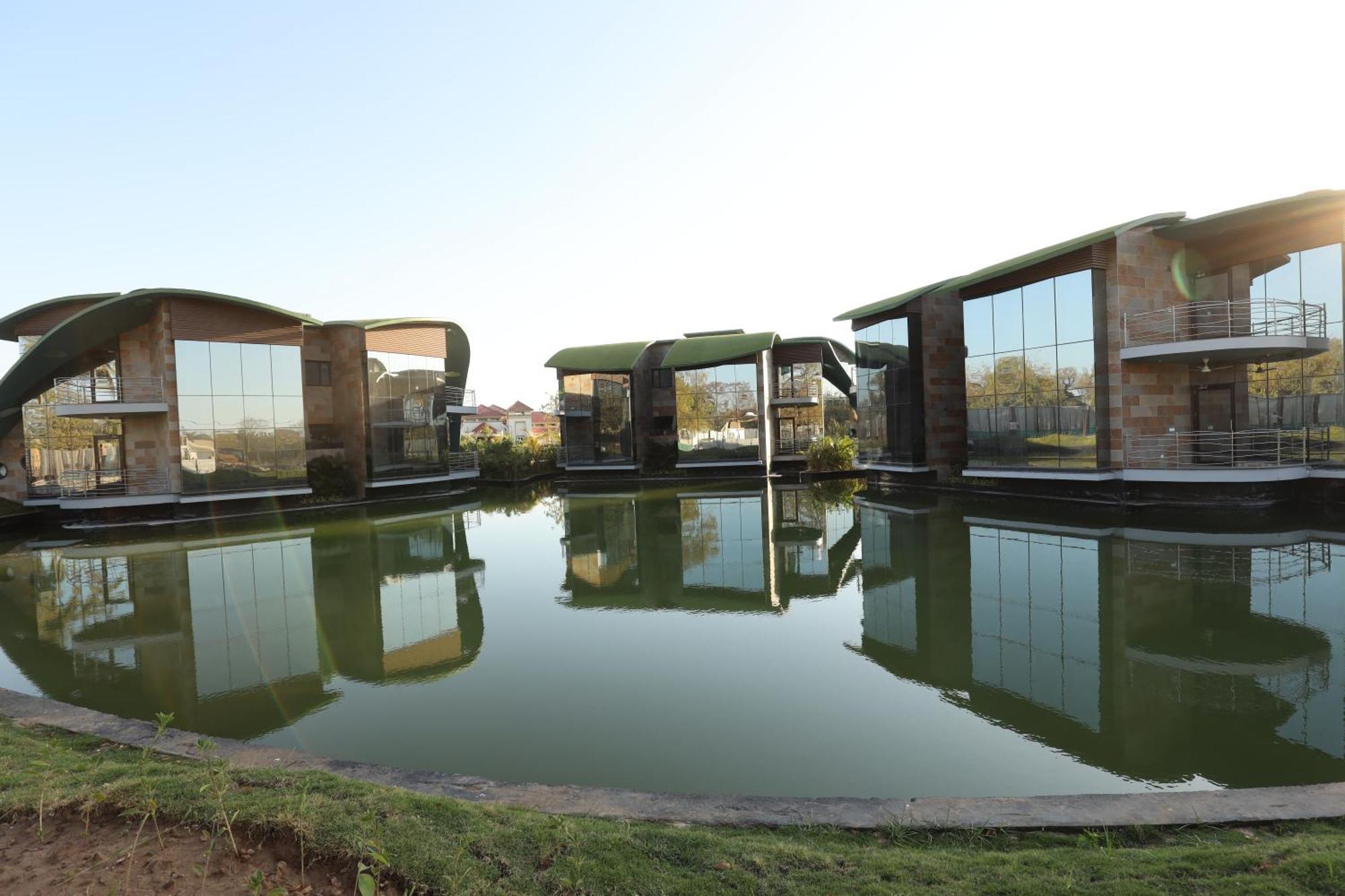 Neonz Resort & Club Ānand Extérieur photo