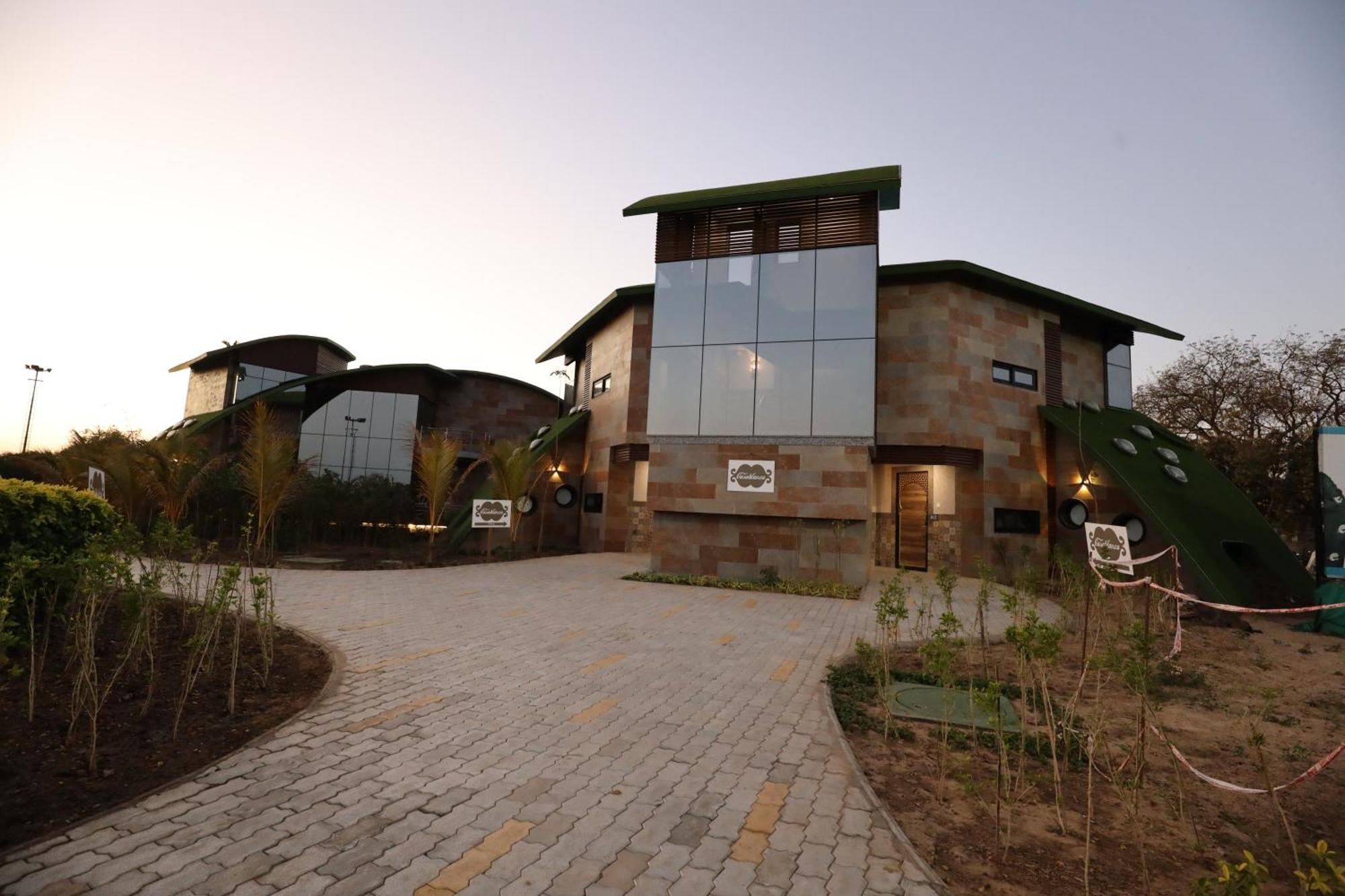 Neonz Resort & Club Ānand Extérieur photo