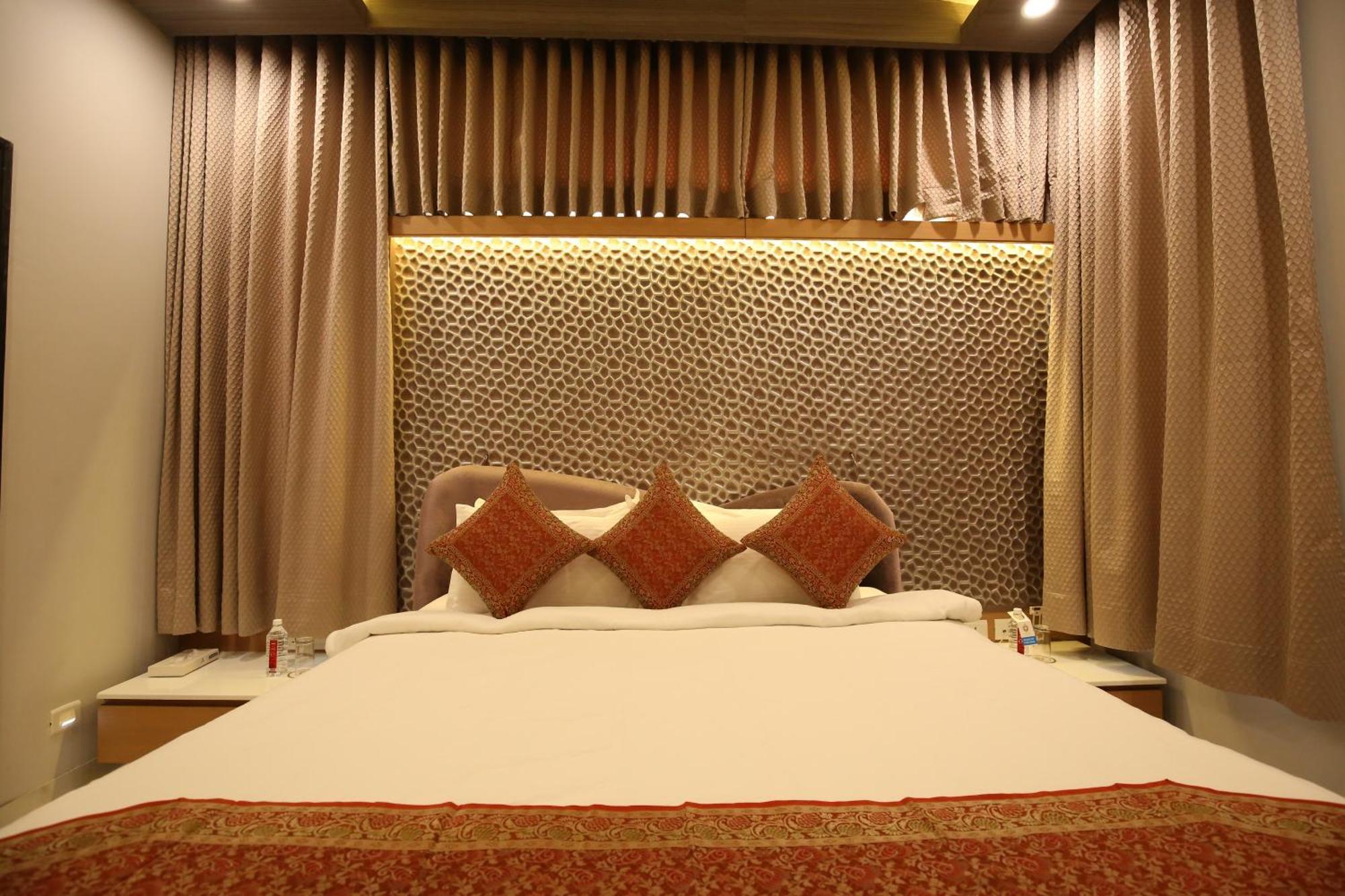 Neonz Resort & Club Ānand Extérieur photo
